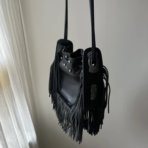 Väska med fransar  - Fint skick, sällan använd 💕 Köpt för 400kr