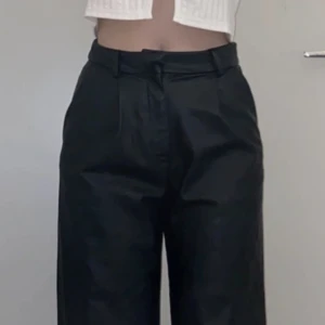 Fake läder byxor  - Hej säljer mina läder byxor då dom inte kommer till användning.  Köpa på H&M original pris 200kr men kommer sälja billigare skriv om ni vill ha fler bilder. 