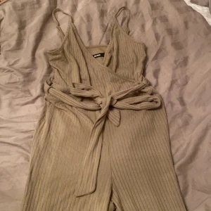 Jumpsuit  - Jumpsuit grå bik bok 