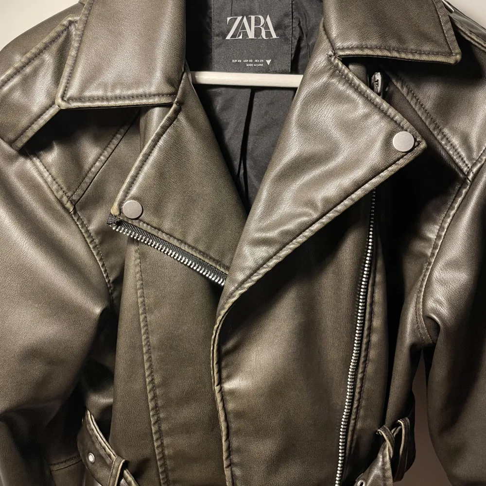 Säljer denna skinnjacka från Zara! Den är knappt använd och är precis som ny. Säljer då den inte kommit till användning. Den sitter jättefint och passar till många outfits. . Jackor.