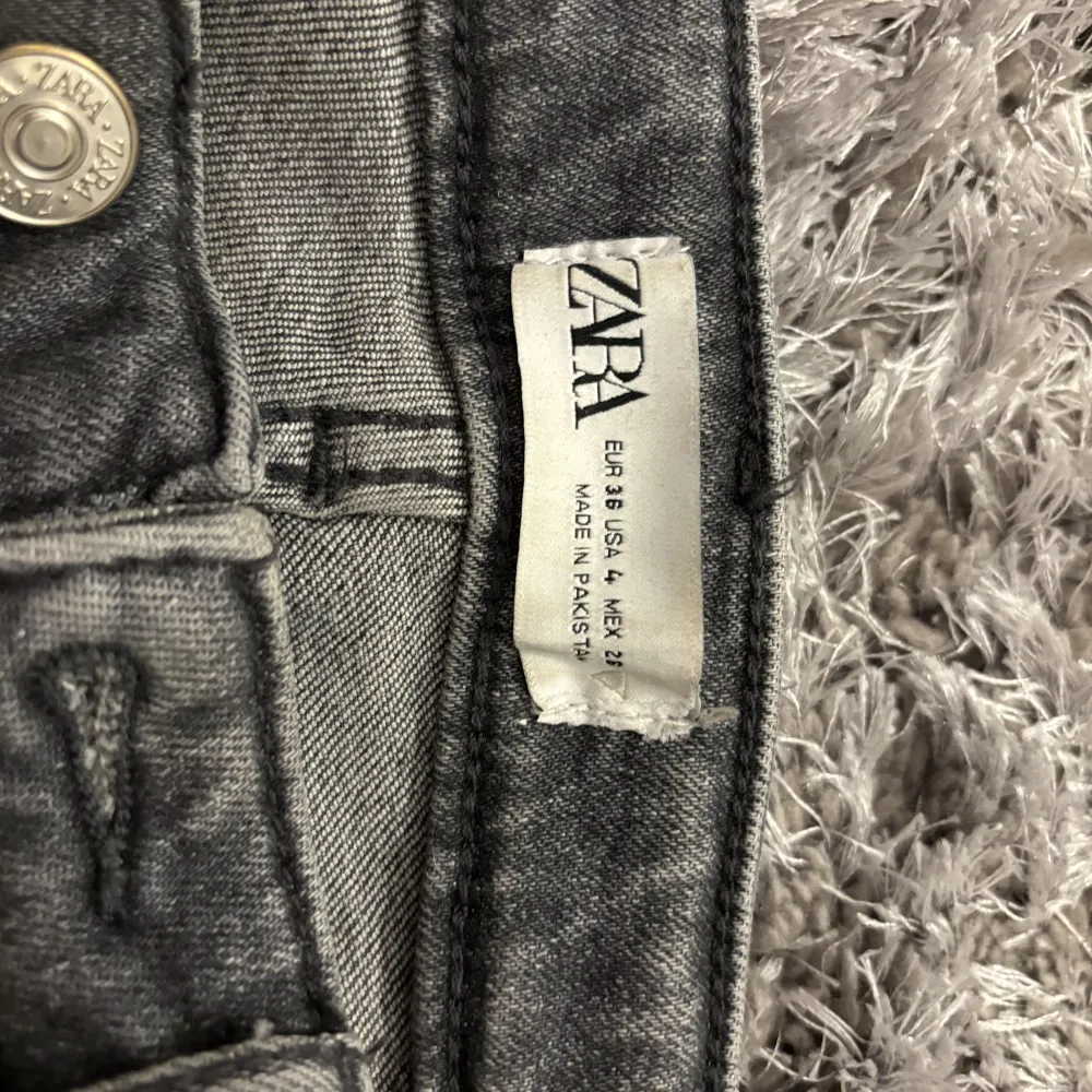 så fina jeans med slit från zara, bra skick säljer bara då de inte används 💕 inga defekter . Jeans & Byxor.