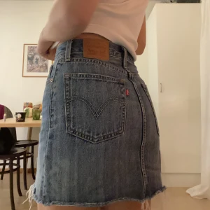Levis Jeans kjol - Den är lite för liten tyvärr, men jätte fin!  Frakt tillkommer🫶 Passar XS