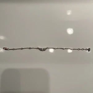 Zadig armband - Zadig & Voltaire armband, mycket använd men i okej skick. Obs! Har blivit lite rosa. Köpt för 1000kr💓