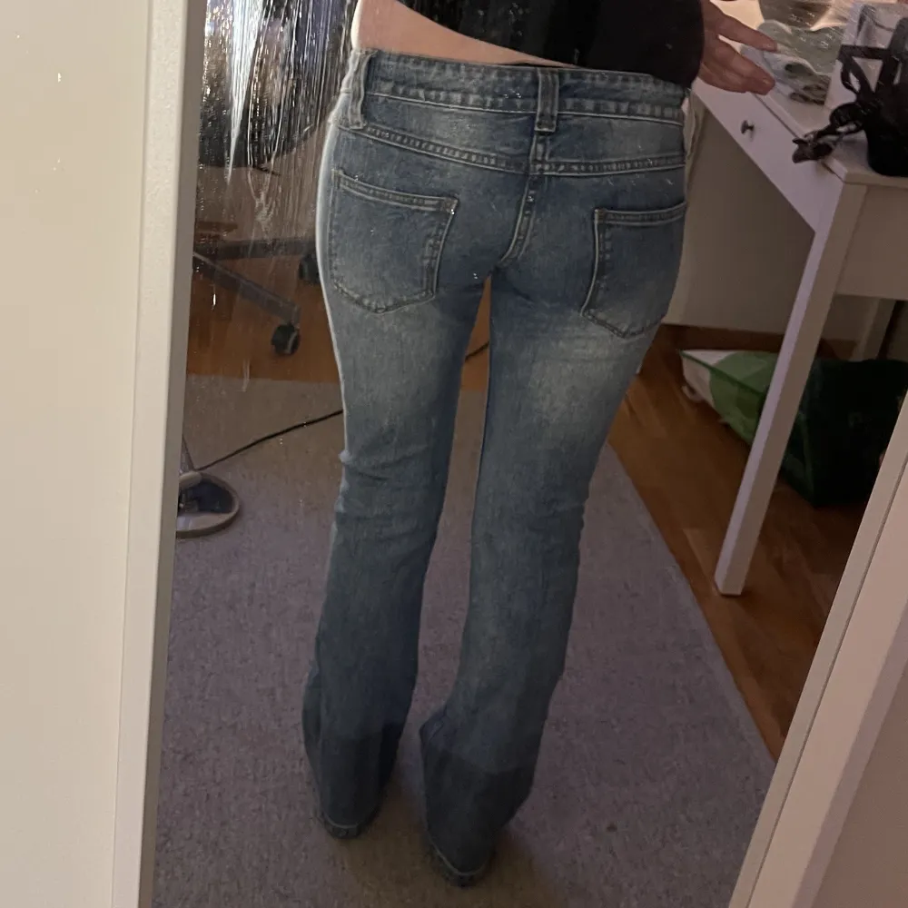 Modell ”kylie” från brandy Melville. Lågmidjade och utsvängda i fin blå nyans (mina egna bilder är mörkare). Endast använda ett par gånger. Köpta för 500. Dubbelkolla gärna med mig innan du trycker på ”köp nu” 😊. Jeans & Byxor.