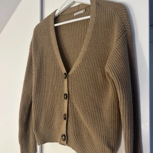 Kofta - Säljer denna kofta från vero moda i en jättefin brun färg. Använd 2gånger , storlek XS men sitter som en S.