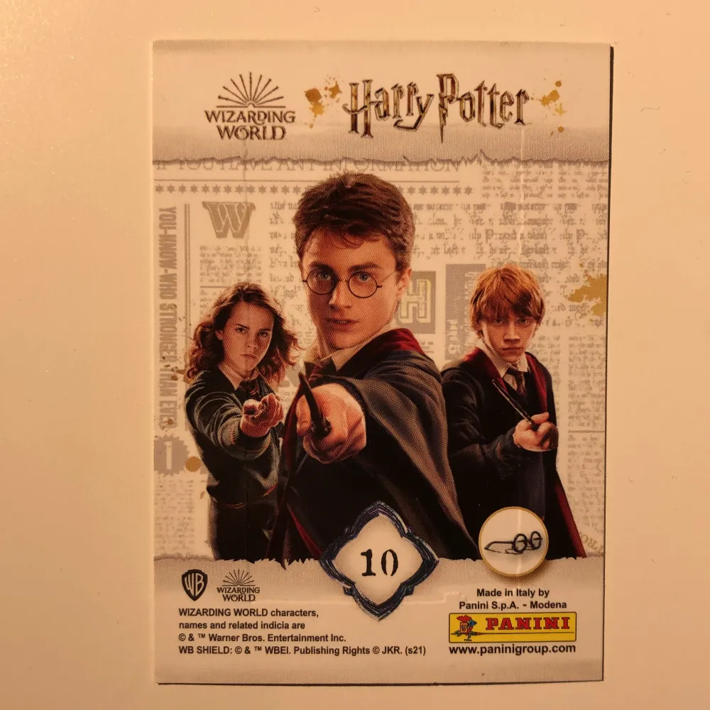 Harry Potter samlar kort. Fråga gärna om något speciellt kort så svarar jag så snabbt som möjligt. Priset är 10 kr för ett kort men för fler kort kan priset diskuteras.. Accessoarer.