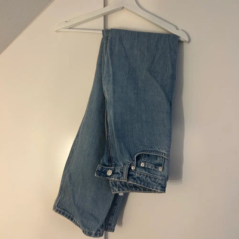 Säljer dessa jeans från Weekday i modellen ROWE. Storlek 25/32.. Jeans & Byxor.