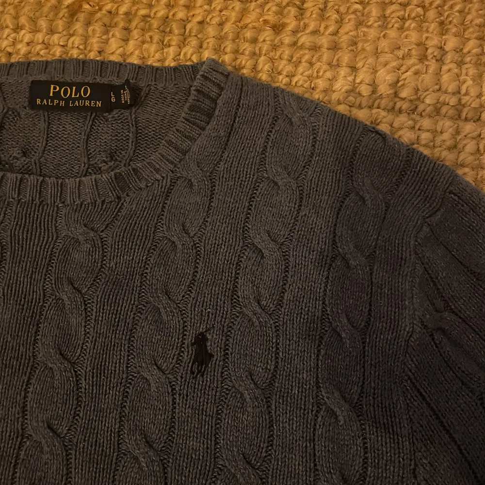 Tja! Säljer min kabelstickade Polo Ralph Lauren tröja. Inga defekter! :) Storlek L fast mer som en M. För mer info gå priv👍. Stickat.