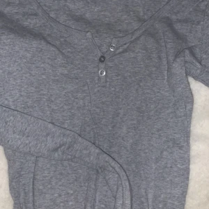 Brandy Melville Tröja - Långärmad t-shirt ifrån brandy melville, nyinköpt och säljer då den inte används ❤️