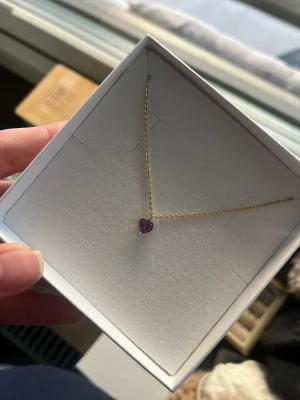 Hjärt Halsband  - Säjer nu detta sååå söta halsbandet ifrån snö of Sweden, så så gulligt. Perfekt till julklapp till någon eller bara att ha till sig själv. Knappt använt, så det är i väldigt bra skick. Kostar 399 nytt men säljer nu för 200 kr 