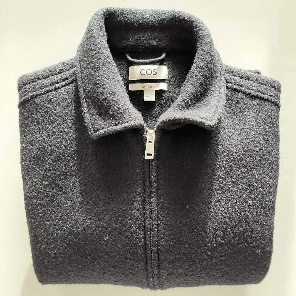 Säljer den härliga Overshirten / Jackan från COS. Den är i ull, med en zip i silver och är ett snyggt extra lager, varm och skön. Knappt använd, skick är ärligt talat 10/10. Tveka inte på att ställa frågor!. Jackor.