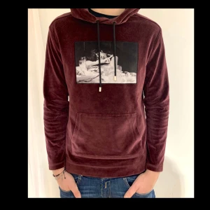 SÄLLSYNT Limitato hoodie - Fräsch limitato hoodie i färgen vinröd. Skönt material som är relativt tjockt och perfekt som underplagg i vinter. Nypris från limitato cirka 3000-4000kr, säljs ej av limitato längre. Inga skador eller tecken på användning. Säljer för 799kr💫