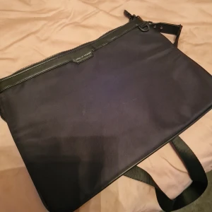 Laptopväska Ideal of Sweden - Fint skick, passar en mindre laptop eller surfplatta