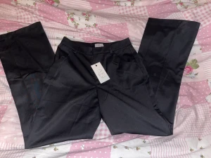 kostymbyxor  - ett par svarta kostymbyxor i st M men skulle säga att dom passar st S/XS och dom är helt nya med lappen kvar