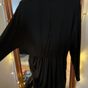 Svart mini klänning  - Den perfekta svarta miniklänningen för kvällen. Denna klänning är i storlek L och är perfekt för att rocka på en kväll ute. Och det bästa av allt? Den kostar bara 60 kr! Så varför inte lägga till 
