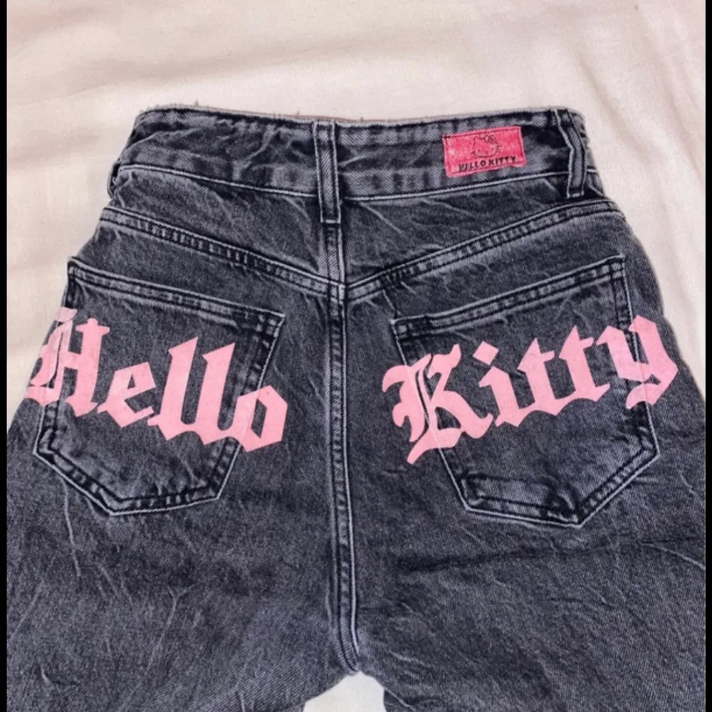 Säljer nu mina hello Kitty jeans i storlek s! Skriv för fler bilder eller info☺️. Jeans & Byxor.