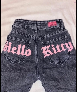 Hello Kitty jeans - Säljer nu mina hello Kitty jeans i storlek s! Skriv för fler bilder eller info☺️
