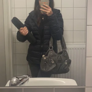 Väska  - En supersnygg väska man kan ha till vardagen  Säljer då den inte används  Köparen står för frakten  Skriv för fler bilder 