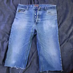 Det är Armani jeans som är avklippta till shorts 