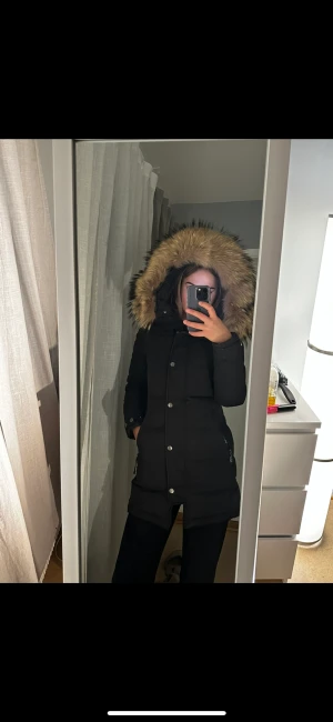 Hollies Subway vinter jacka  - Vinter Hollies jacka  Modell : Subway  Äkta päls använd 1 år  Original pris 4998kr Säljer den för 1500 kr 