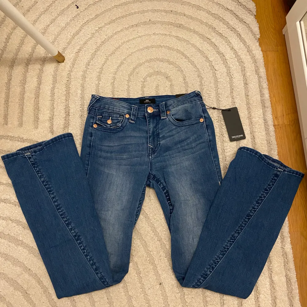 Supersnygga midrise bootcut jeans från True Religion. Jeansen är i storlek 27 och är helt oanvända med lapparna kvar. Midjemåttet är 36x2cm och är väldigt stretchiga, samt innerbenslängden är 79cm. Köptes för $159 vilket motsvarar ca 1650kr💓. Jeans & Byxor.