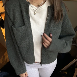 Stickad tröja grön  - superfin stickad tröja från other stories, köpt förra julen. Jättefint skick utan skador!