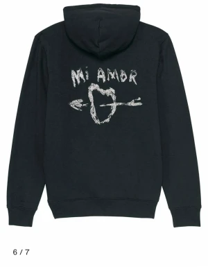 Mira Paris Hoodie - Säljer nu min fina Mira Paris Hoodie med tryck!💖❄️Den är som ny och i strl S men passar också XS. Det är lånade bilder men skriv till mig så skickar jag egna bilder❄️💖 Nypris 1700kr och jag säljer den för 650💖 