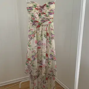 Säljer denna blommiga långklänning. Den är i jättefint skick! Skriv om ni har några frågor💞