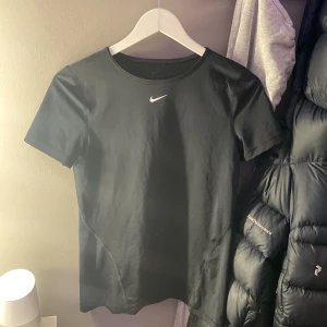 Tränings tröja  - Säljer denna pga att den inte kommer till användning! Jag köpte den för nåra år sedan och jag har bara använt den ca 2 gånger. Den är bekväm och luftig!💕💕