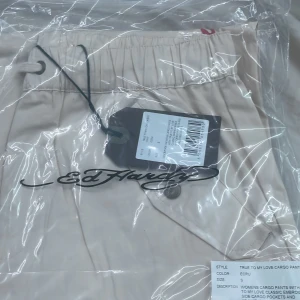 Ed Hardy Cargos - Beiga cargo byxor storlek S. Fick för många när jag beställde mina (xs). Helt oanvända och har etikett och påse kvar. Inte öppnade en enda gång. För intresse skriv gärna❤️Nypris ca 1100kr