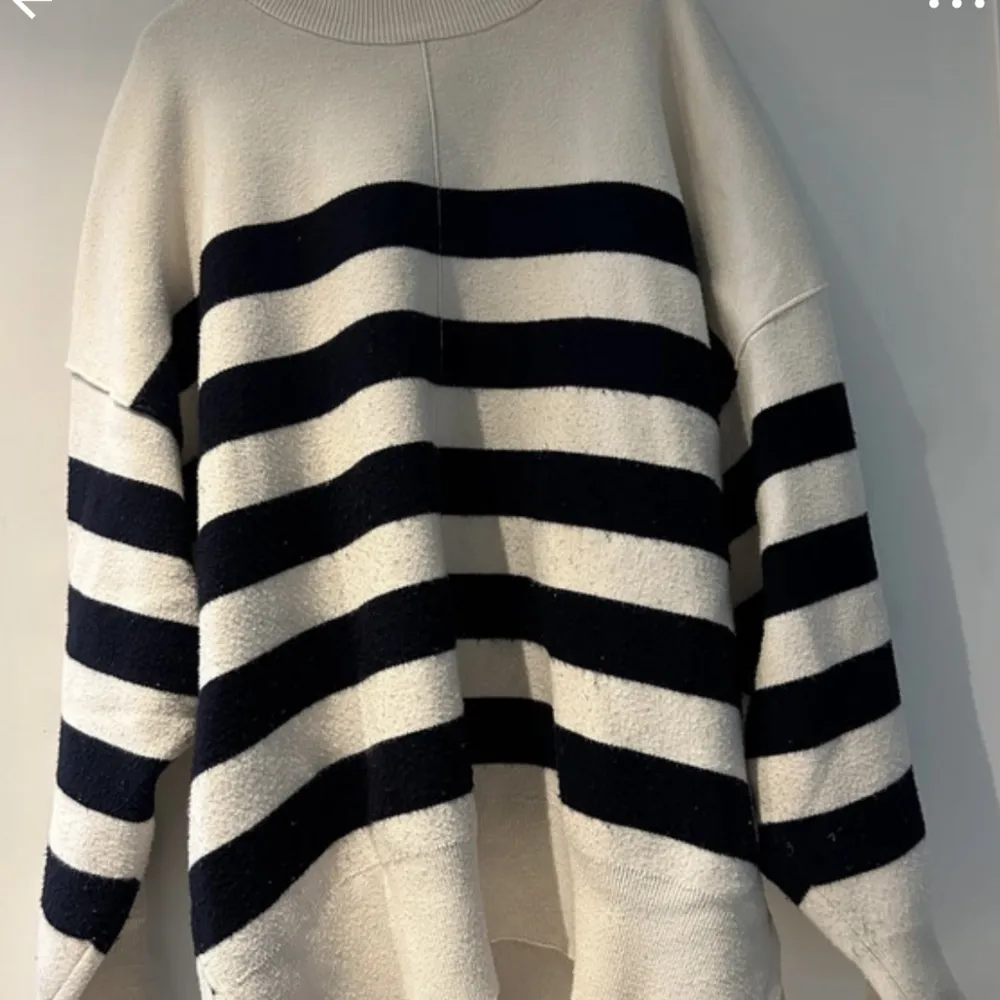 Fin stickad tröja från zara med marinblå ränder, passar både på vintern och sommarkvällar☺️bra skick men lite nopprig, går dock att ta bort.. Neuletakit & Villapaidat.