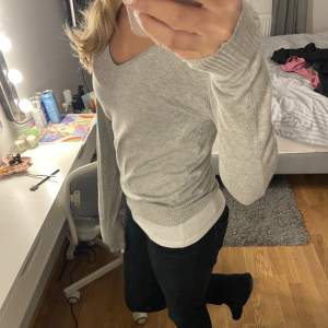 Jättefin grå tröja! Jättefint skick💜 skriv för frågor eller intresse 
