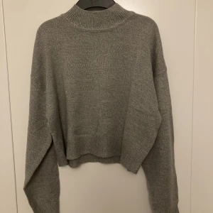 Stickad tröja  - Säljer min jättefina stickade tröja från H&M då den inte kommer till användning ❤️ Använd endast en gång ❣️