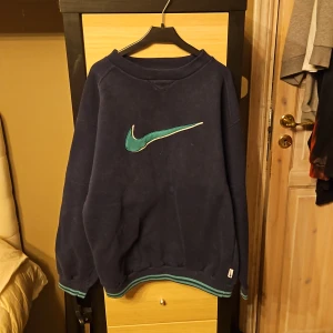 Sällsynt Nike Vintage Sweatshirt XS-S - Säljer denna vintage sweatshirten från 90 talet då den inte passade mig och inte kunna returnera. Tröjan har inget slitage, inga fläckar eller någonting, vilket är väldigt sällsynt för så gamla och sällsynta kläder. Den passar en tjejs S och en mans XS.