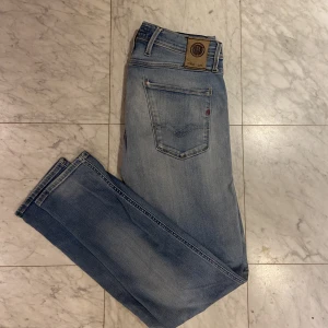 Replay ”anbass” jeans - Rirkgit snygga replay jeans i modellen ”anbass”, jeansen är i toppen skick och i storlek 29