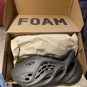 YEEZY FOAM RNR - Helt oanvända YEEZY FOAM RNRS! Kvitto finns och original låda! Färg: Carbon