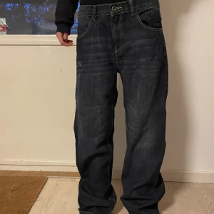 straight jeans - snygg detalj på ena fickan!