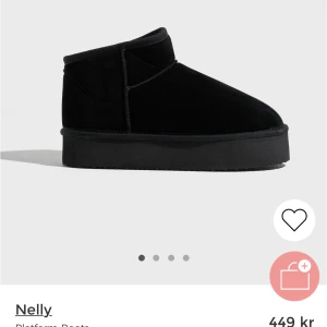 Uggs från Nelly - Aldrig använda, endast testade, skulle lämna tillbaks då de var lite stora men glömde att göra det och säljer dem nu därav här❤️Så sköna och slutsålda på deras hemsida❣️❣️❣️