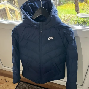 Nike Jacka - Säljer pga för liten. Inga skador och inga fel. Använda fåtal gånger