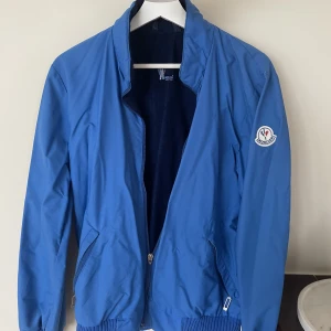 Moncler jacka  - En fin vintage moncler jacka. Jag tror jackan kommer från cirka 70-80 talet. Den är äkta, jag har äkthetsbevis! Funderar ni på något skicka en fråga Har lite små slitage, som ni ser på bilderna bortsatt från det är den fin!  Mvh Calle 
