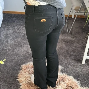 Wrangler jeans  - Super fina svarta jeans med fina fickor där fram. Tyvärr lite för små för mig i midjan. Köparen står för frakten🫶🫶