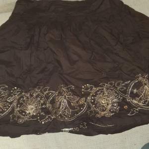 Brun lågmidjad kjol med guld detaljer, från esprit💕💕