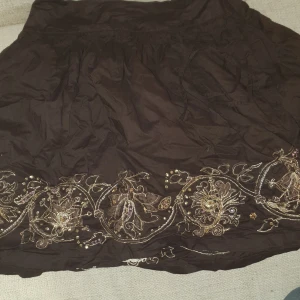 Brun kjol - Brun lågmidjad kjol med guld detaljer, från esprit💕💕