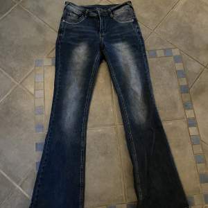 Oanvända jeans från shein. Mörkblåa. Köparen står för frakten. Köpte för 200kr Pris kan diskuteras vid snabb affär