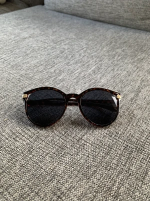 Solglasögon - Fina stora solglasögon. Inte mycket använda. Säljes för 50kr! 😎