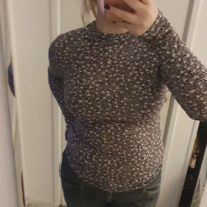 Blommig polotröja - Super bekväm  polotröja