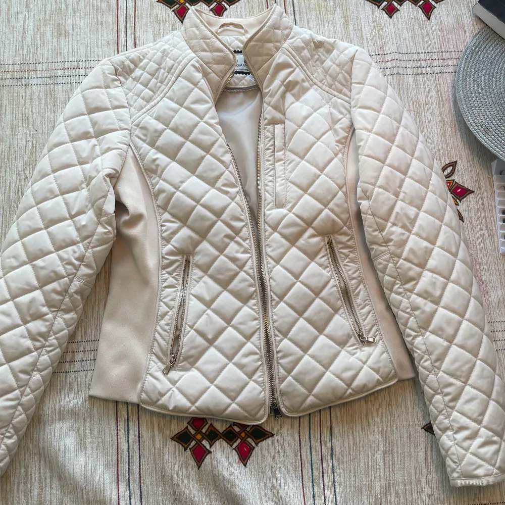 Säljer en vit jacka som är perfekt till hösten/våren och fungerar också på vintern. Har inte använt den och den är i perfekt skick. Om ni har några frågor så är det ba att skriva privat💗. Jackor.