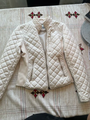 Jacka - Säljer en vit jacka som är perfekt till hösten/våren och fungerar också på vintern. Har inte använt den och den är i perfekt skick. Om ni har några frågor så är det ba att skriva privat💗