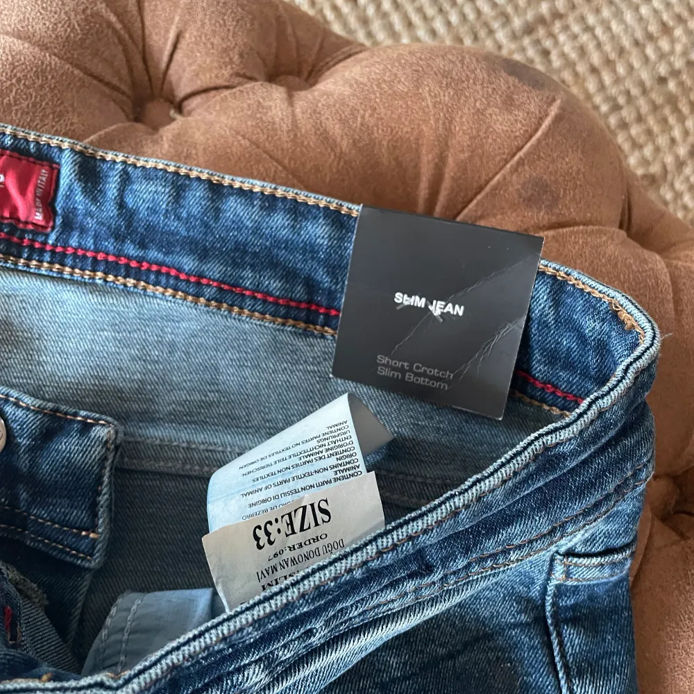 Säljer Dsquared Jeans billigt helt nya 1:1 storlek 33 . Jeans & Byxor.