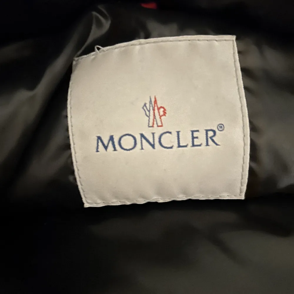 Säljer denna Moncler jackan då den inte kommer till användning. Köpt Nitty Gritty för ett tag sen, så tyvärr finns det inget kvitto eller andra tillbehör kvar. 100% äkta. Stl 36-38 passar S/M. Jackor.